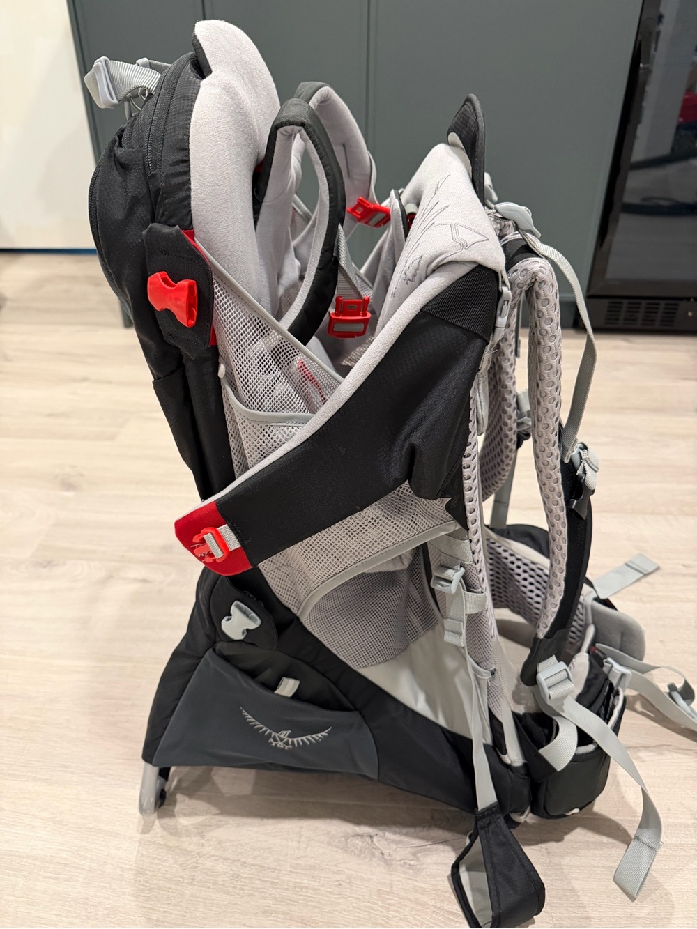 OSPREY Poco AG Plus Child Carrier Backpack in Black and Gray with Red Accents - Picture 5 of 6